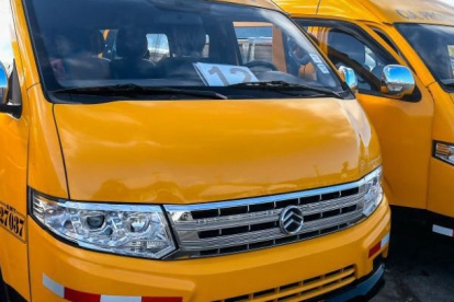 Imagen referencial de furgonetas escolares. Los vehículos que transportan a estudiantes realizaron una caravana y recorrieron el sector de La Y, norte de Quito.