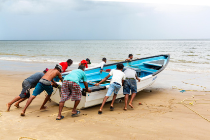 Foto de referencia de pescadores empujando una embarcación el 10 de septiembre de 2025.