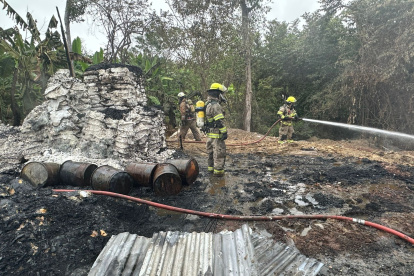 Los bomberos acudieron hasta la bodega clandestina, en el kilómetro 24 de vía a la costa, para combatir el incendio.