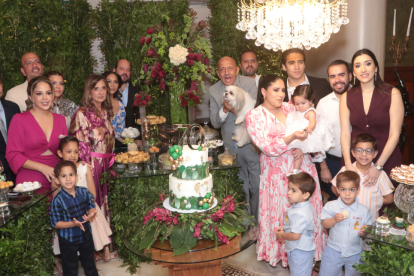 Eduardo acompañado de su familia.