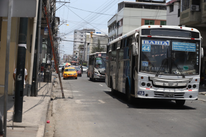 Buses cambian su ruta por desvíos.