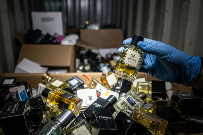 Hecho con IA. Los perfumes provenían de China.