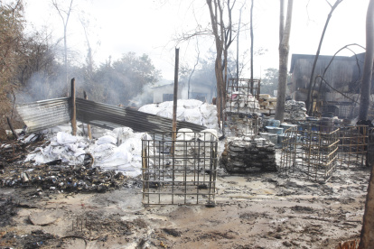 Incendio en bodega de vía a la costa.