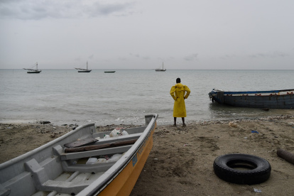 Un pescador observa el horizonte en una playa frente al mar Caribe, en  medio del despliegue de maniobras militares de EE.UU. y de Venezuela.