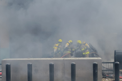 Vehículos, fachadas de comercios y locales cercanos resultaron afectados; bomberos y personal municipal realizaron la limpieza y habilitaron nuevamente la vía.