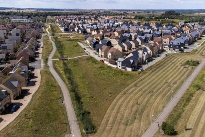 Una vista aérea muestra casas recién construidas en la nueva ciudad de Northstowe, en el este de Inglaterra, el 31 de julio de 2025.