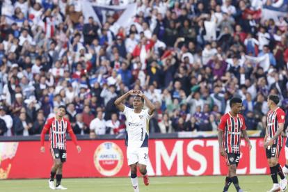 Bryan Ramírez (c) abrió el marcador para Liga de Quito ante Sao Paulo.