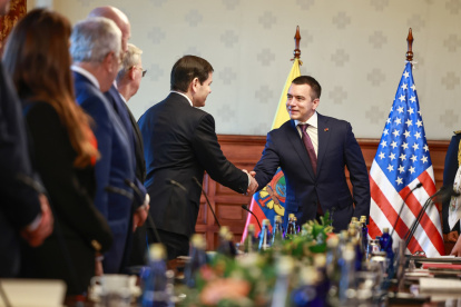 Daniel Noboa se da la mano con el secretario de Estado de Estados, Marco Rubio.