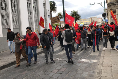 Manifestantes recorren las calles de Latacunga durante la marcha convocada por el Frente Popular en Cotopaxi.
