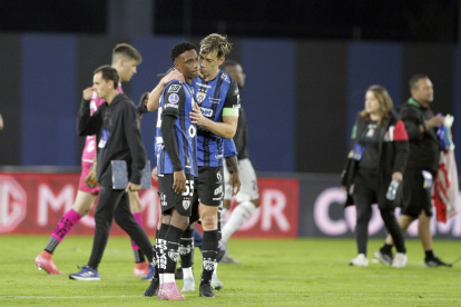Los jugadores de Independiente del Valle se lamentaron tras caer en casa ante Once Caldas. Esperan mejorar su juego para remontar la serie en Colombia.