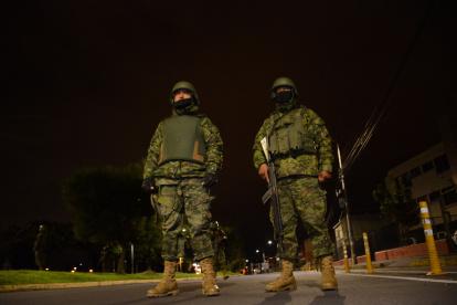 Fuerzas Armadas vigilan las provincias con toque de queda durante la noche en Ecuador.