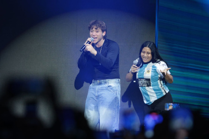 Paulo Londra junto a una fan bailando "Recién soltera".