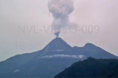 Se reporta emisión de material piroclástico del volcán Reventador.