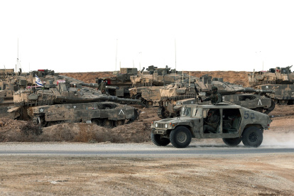 Vehículos militares israelíes se despliegan en la frontera de Israel con la Franja de Gaza el 19 de septiembre de 2025, en medio de la guerra en curso entre Israel y el grupo militante palestino Hamas.