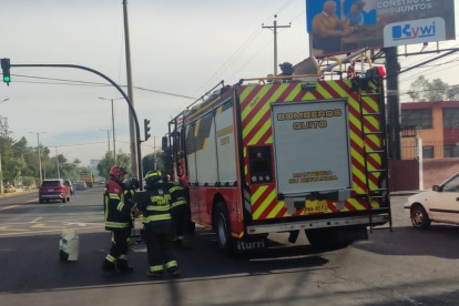 El choque entre un auto y una moto dejó varios herido en la av. Galo Plaza Lasso, en el norte de Quito.