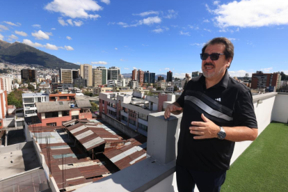 Juan Baquerizo, en una terraza en la zona de La Floresta, en el centro norte de Quito