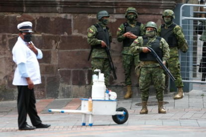 Una de las medidas impuestas por el presidente Daniel Noboa es el toque de queda en varias provincias.