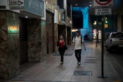 GUAYAQUIL MUERE DE NOCHE. RECORRIDO CENTRO - NORTE. . PERIODISTA: JUAN DANIEL PONCE. . AG-EXTERNOS.