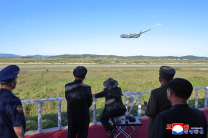 Un dron de ataque táctico volando por el aire mientras Corea del Norte realiza una prueba de rendimiento de drones, el 18 de septiembre de 2025.
