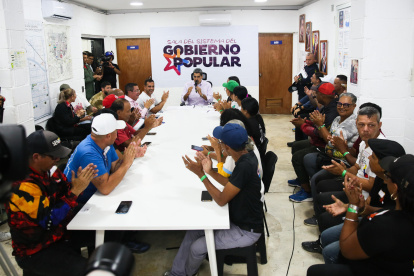 El presidente de Venezuela, Nicolás Maduro (c), en un acto de gobierno, en La Guaira (Venezuela).