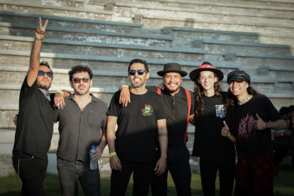 Omar Sotomayor, de Ultratumba (2.ª desde la izq.), uno de los invitados, con los Maki: Gio Negrete, Víctor Toledo, Nico Chang, Daniel Espinosa y Pablo Vásquez.