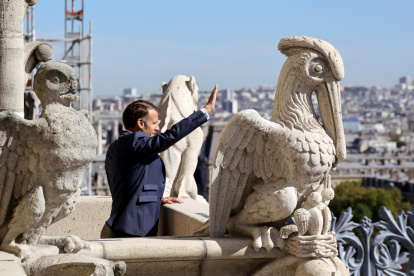 El presidente frances Emmanuel Macron durante la visita a Notre Dame.