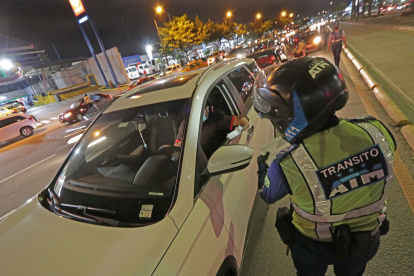 Multa de hasta $460 en Guayaquil por ocultar placas de vehículos.
