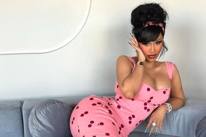 Cardi B promociona su nuevo álbum con una estrategia que ha acarreado críticas y negativas.
