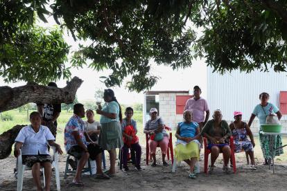 Pobladores de la comunidad de "El Nuevo Bosque" asisten a una rueda de prensa, en el municipio de Centla, estado de Tabasco (México).