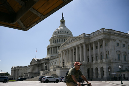 Un hombre pasa en bicicleta frente al Capitolio de los Estados Unidos en Washington, DC, el 18 de septiembre de 2025.