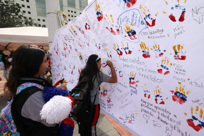 Estudiantes, turistas y ciudadanía en general participaron en la pintura de manos tricolores y mensajes por el Día Internacional de la Paz.