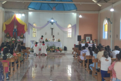 Iglesia. Los devotos rezan y festejan a la virgen de los dolores.