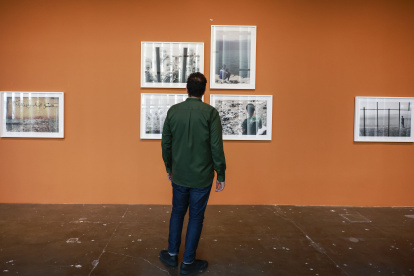 Fotos. El hermano de Leila Alaoui, Soulaimane Alaoui, observa las fotos.