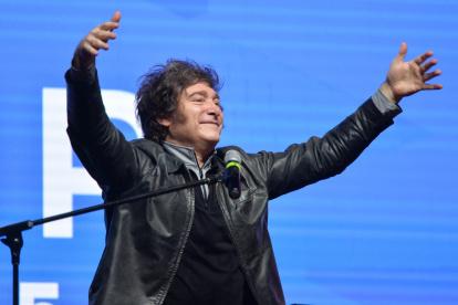 El presidente Javier Milei, hace un gesto durante una reunión con jóvenes del Foro de Empresarios Industriales del Paraguay (FEIP), en Asunción el 16 de septiembre de 2025.