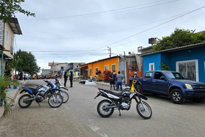 En la ciudad de Santa Elena un hombre que se transportaba en una moto fue asesinado a disparos en el barrio Julio Jaramillo