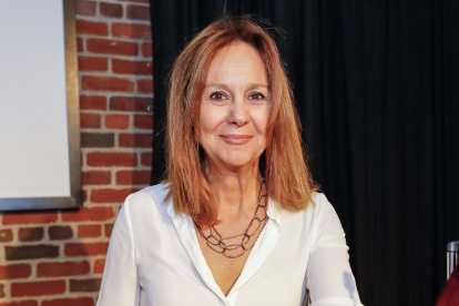 Tras dos décadas dedicada a la vida académica, Marí Dueñas irrumpió en el mundo de la literatura en 2009 con El tiempo entre costuras