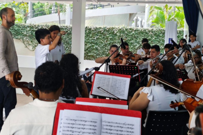 Para muchos estudiantes, fue la primera vez que escucharon en vivo a una orquesta. Los maestros destacan el valor educativo y emocional de estas experiencias.