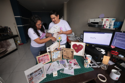 En cortayrecorta.ec hacen alcancías para guardar los buenos deseos que se escriben por ejemplo en las fiestas de despedidas.