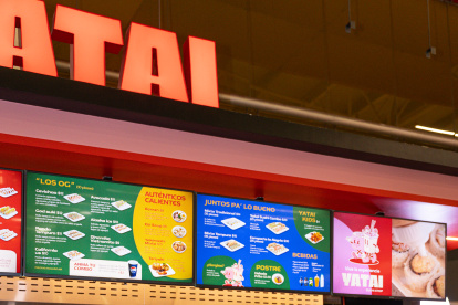Trabajores y el emprendedor Alexander Falconés del restaurante de comida japonesa Yatai, en El Dorado.