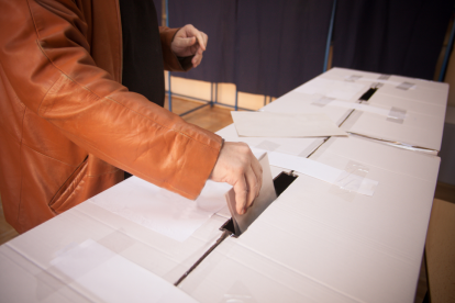 Ciudadanos ecuatorianos deberán decidir en las urnas si se elimina el dinero estatal a los partidos.