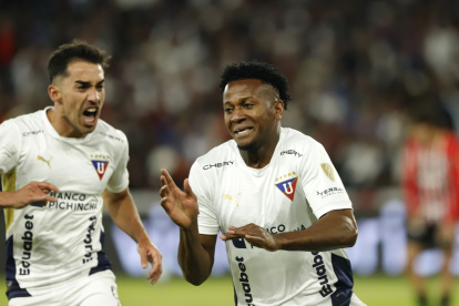 Michael Estrada (d) marcó el segundo gol de los albos ante el cuadro paulista.