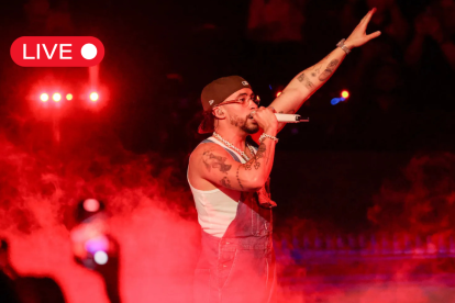 El artista puertorriqueño Bad Bunny ofrece su última presentación en vivo en Puerto Rico.
