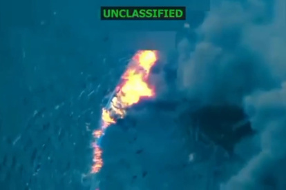 Captura de video tomada de la red social Truth Social de la cuenta del presidente de EE. UU., Donald Trump, que muestra una embarcación en llamas luego de ser atacada en el mar Caribe.