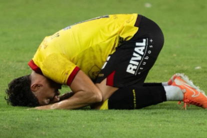 Joao Rojas de rodillas dando gracias a Dios por el regreso al fútbol.