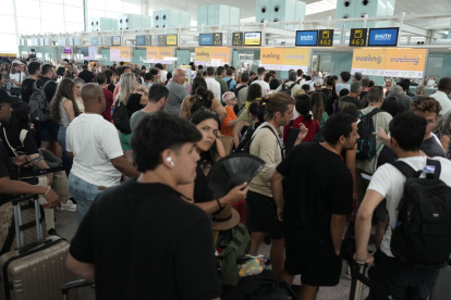 Imagen de archivo de colas en el "check-in" del aeropuerto de El Prat (Barcelona) debido a un fallo informático a nivel mundial.
