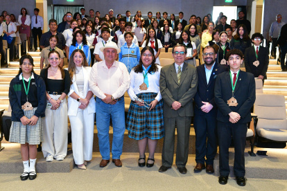 15 finalistas fueron reconocidos, incluyendo participantes de parroquias como Posorja, y la UTEG publicará un libro digital con los mejores cuentos, además de una adaptación teatral del microcuento ganador.
