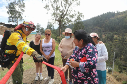 Los bomberos capacitan a la comunidad sobre el uso de las herramientas para prevenir incendios forestales.