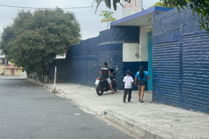 Afuera de esta unidad educativa, en la cooperativa Julio Cartagena, en el sector de la Juan Montalvo, se registró la pelea.