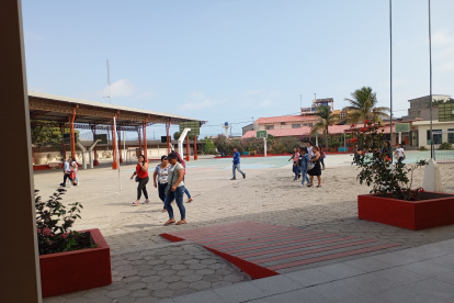 Madres de familia dijeron sentirse aliviadas con el retorno a clases presenciales en Playas, debido a que los problemas de conexión complican el aprendizaje en casa.