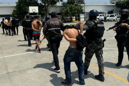 La Policía Nacional capturó a cuatro presuntos integrantes de Los Lobos durante operativos simultáneos en Manta, Jaramijó y Montecristi.